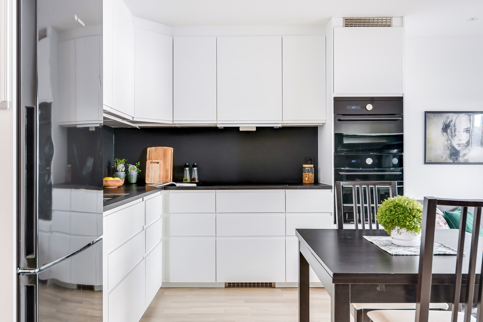 Stilrent IKEA-kjøkken fra 2019 med hvite fronter og laminert benkeplate med innfelt oppvaskkum med svingbart og uttrekkbart munnstykke. Galleribilde