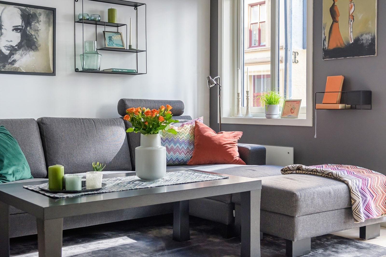 Stuen har en romslig planløsning med god plass til sofa, tv-møbler, spisebord og annet ønsket møblement. Galleribilde