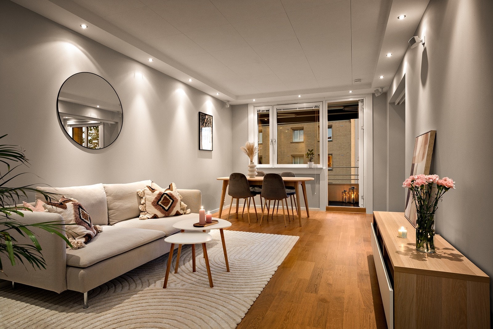 Stue kveld. Downlights i tak Galleribilde