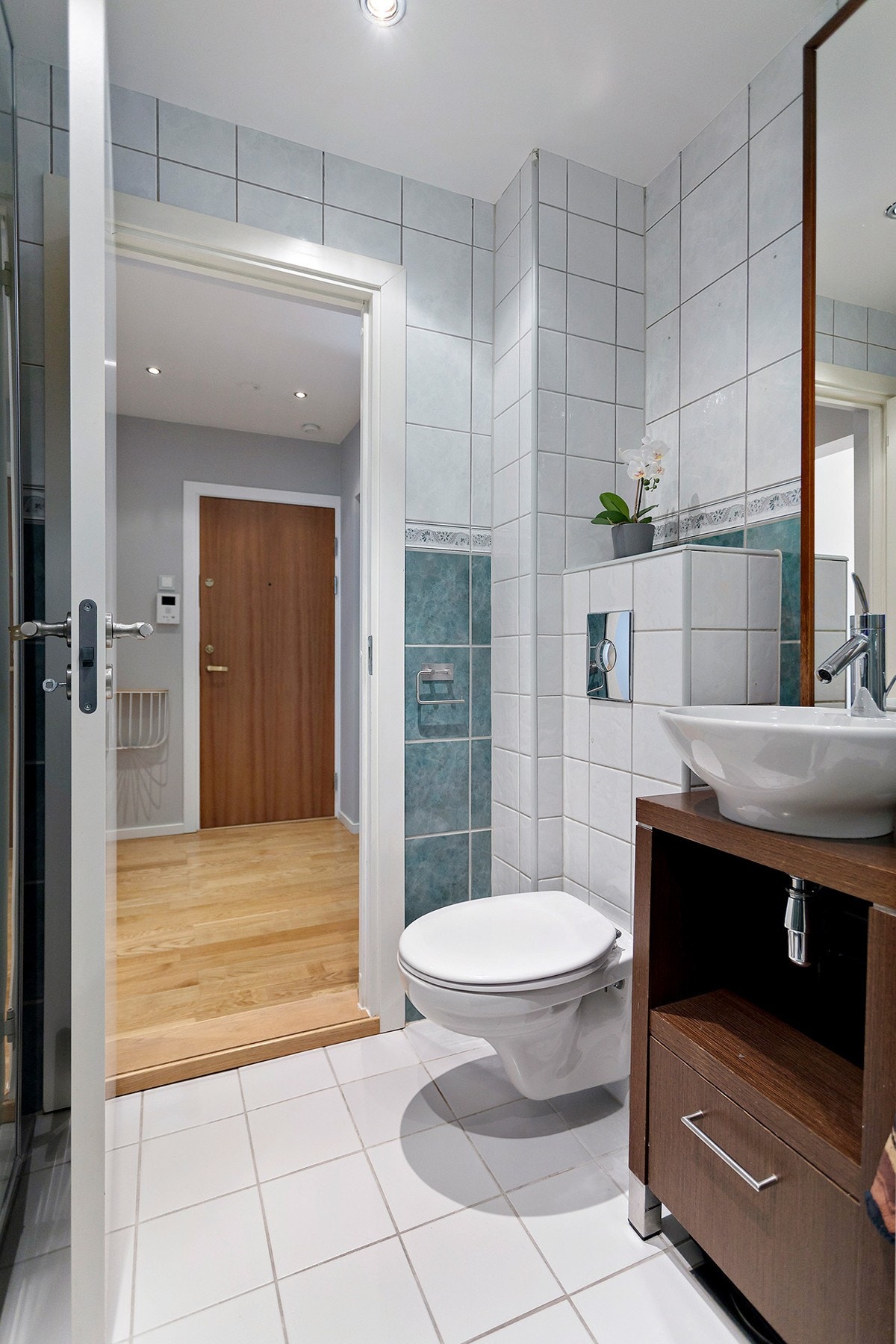 Badet har varme i gulv, downlights i tak og opplegg til vaskemaskin Galleribilde