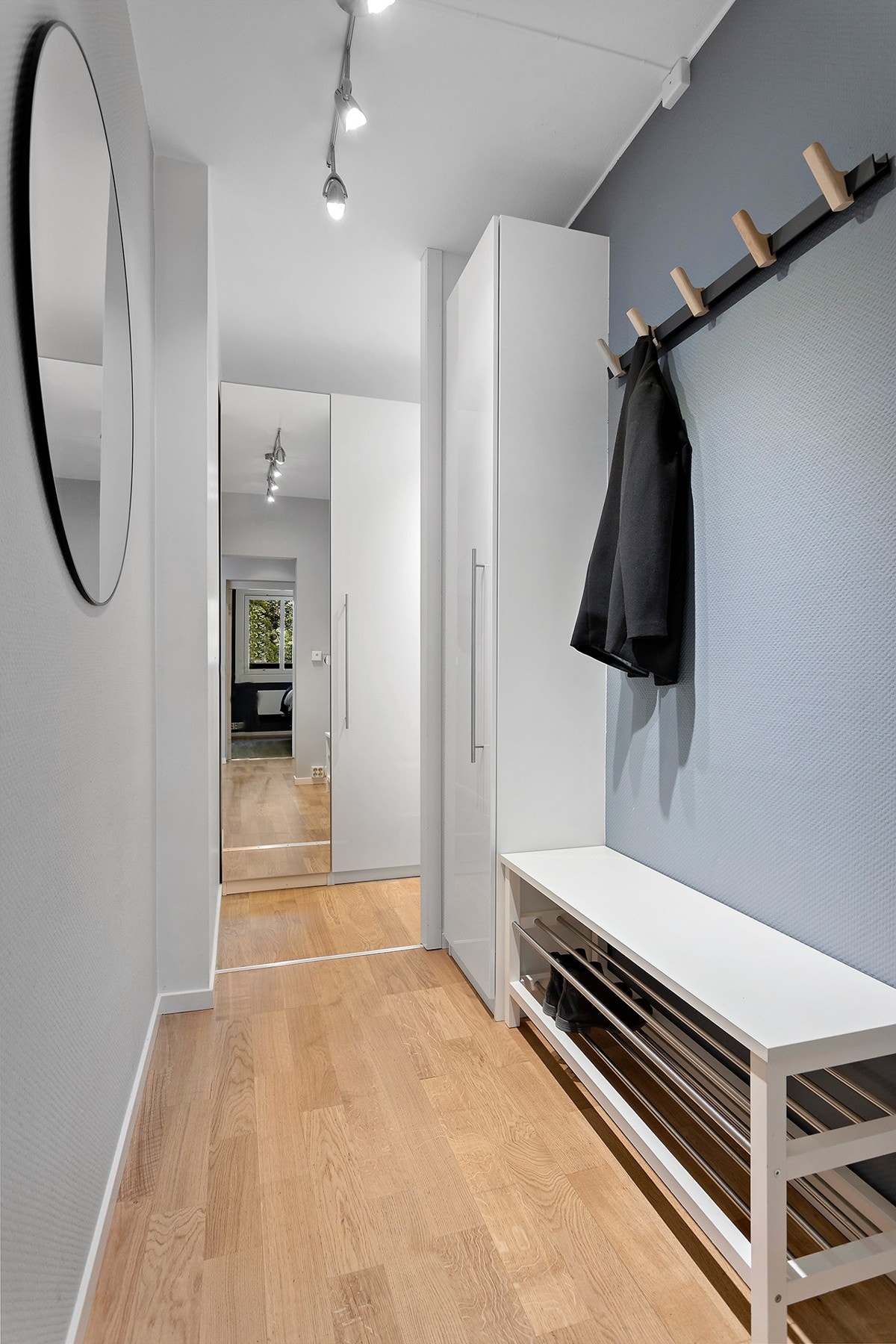 Entré med fine muligheter for oppheng og oppbevaring av sko og yttertøy Galleribilde