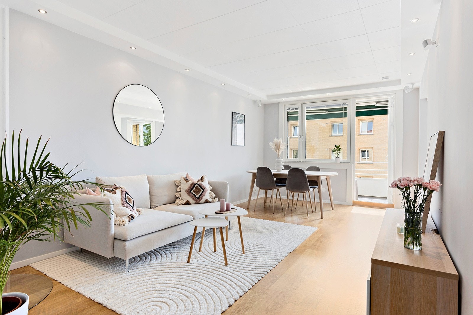 Romslig stue med plass til både sofa og spisebord Galleribilde