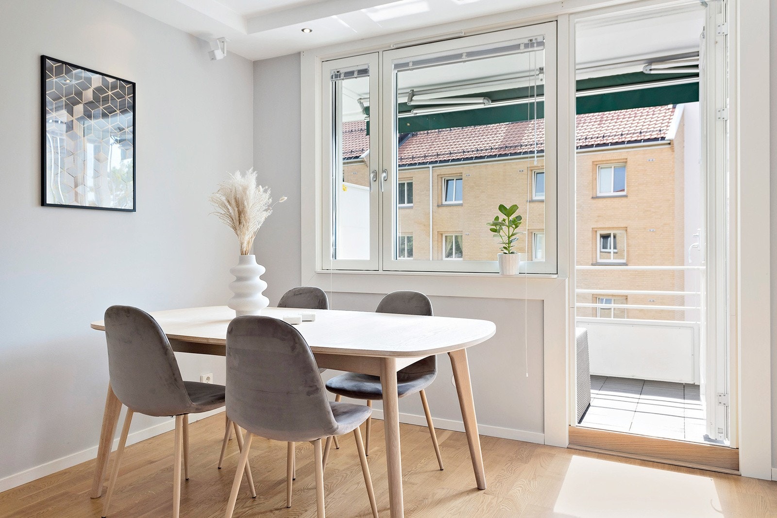Utngang fra stuen til vestvendt balkong med gode solforhold Galleribilde