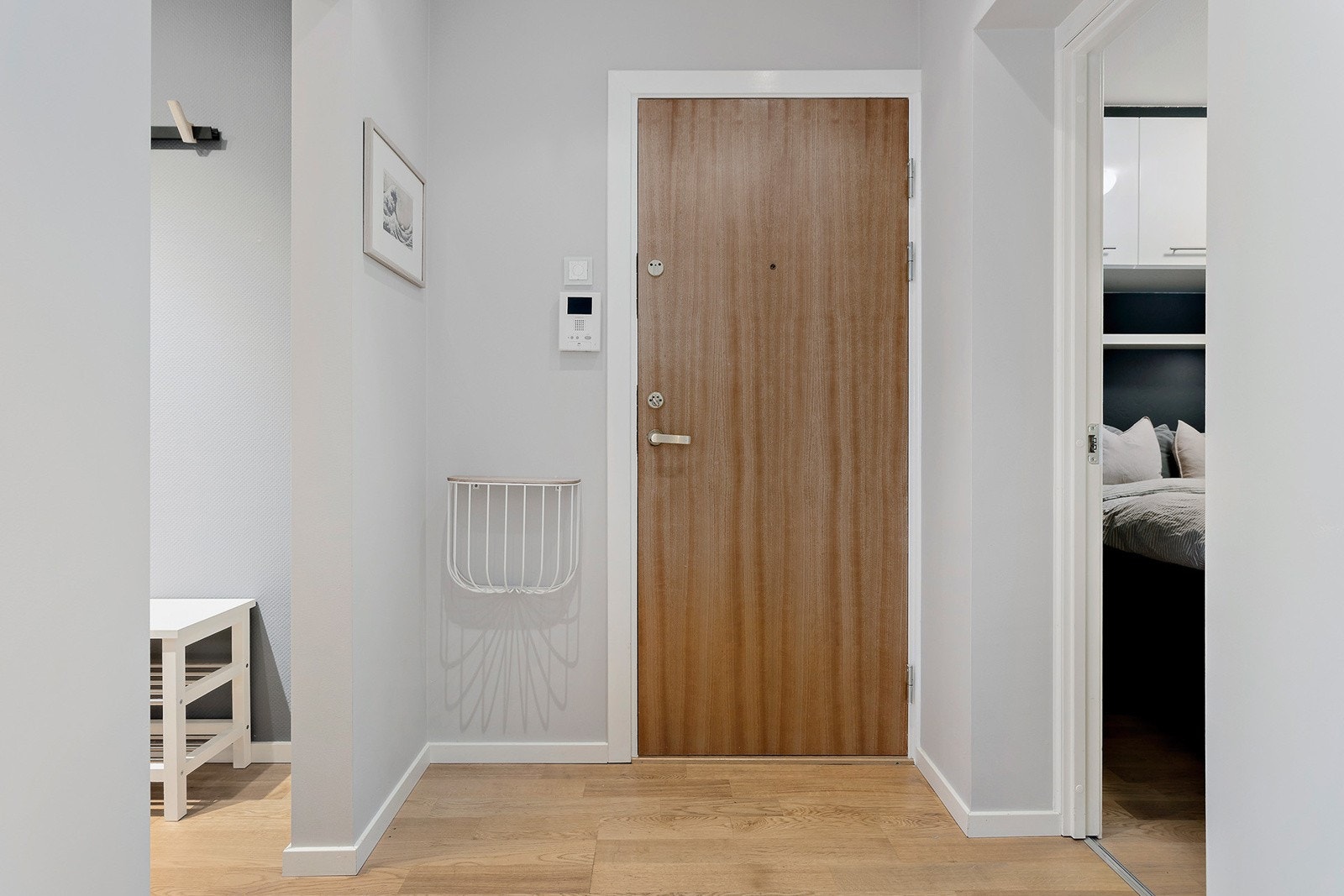 Entré med walk-in closet Galleribilde