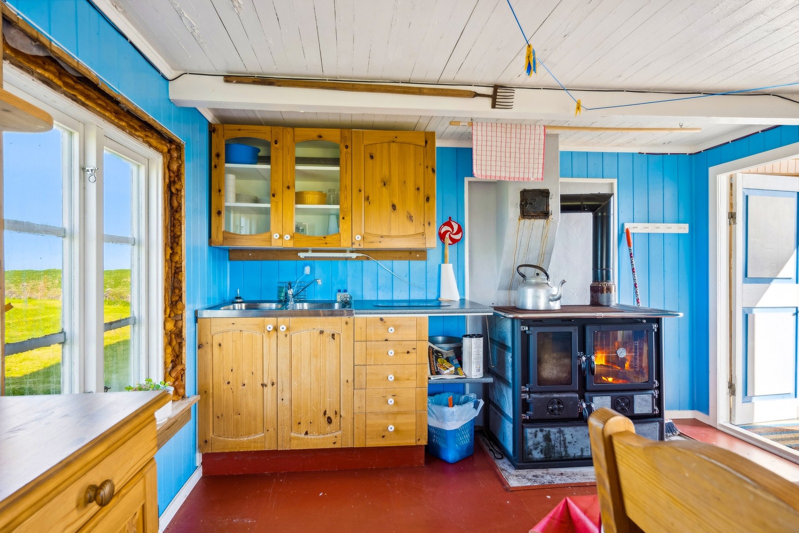 Vask og vannkran er ikke tilkoblet vann eller avløp. Vedovn på kjøkken har koke- og stekemulighet. Galleribilde