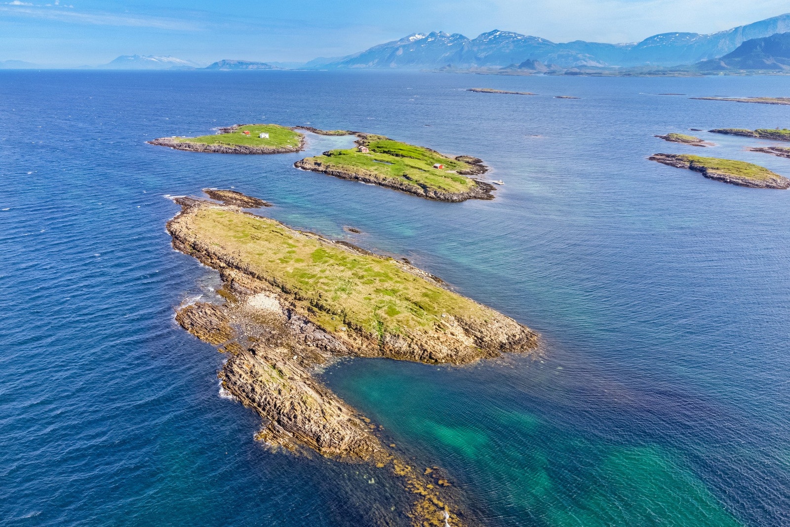 Eiendommen består av 2 teiger som til sammen utgjør ca. 48 mål. Nærmeste øy er Lisslåttøya, Sørslåttøya er bebygd og ligger like nord om Lisslåttøya Galleribilde