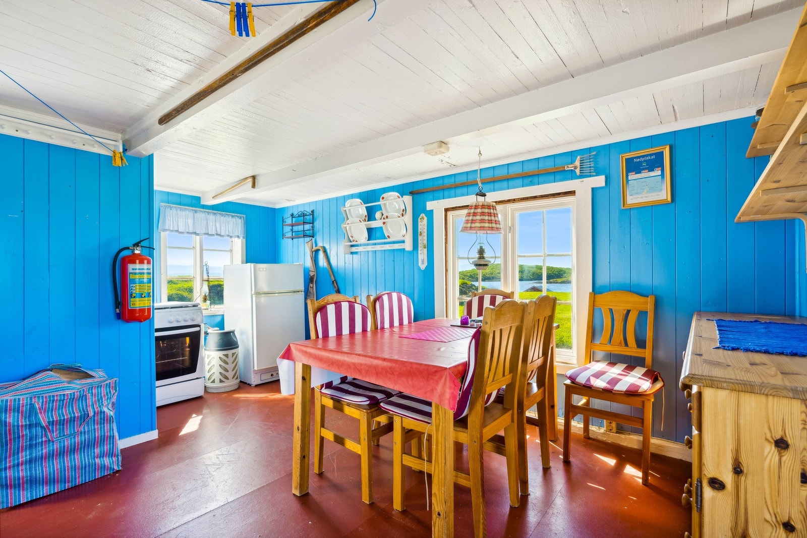 Komfyr og kjøleskap er drevet på gass Galleribilde