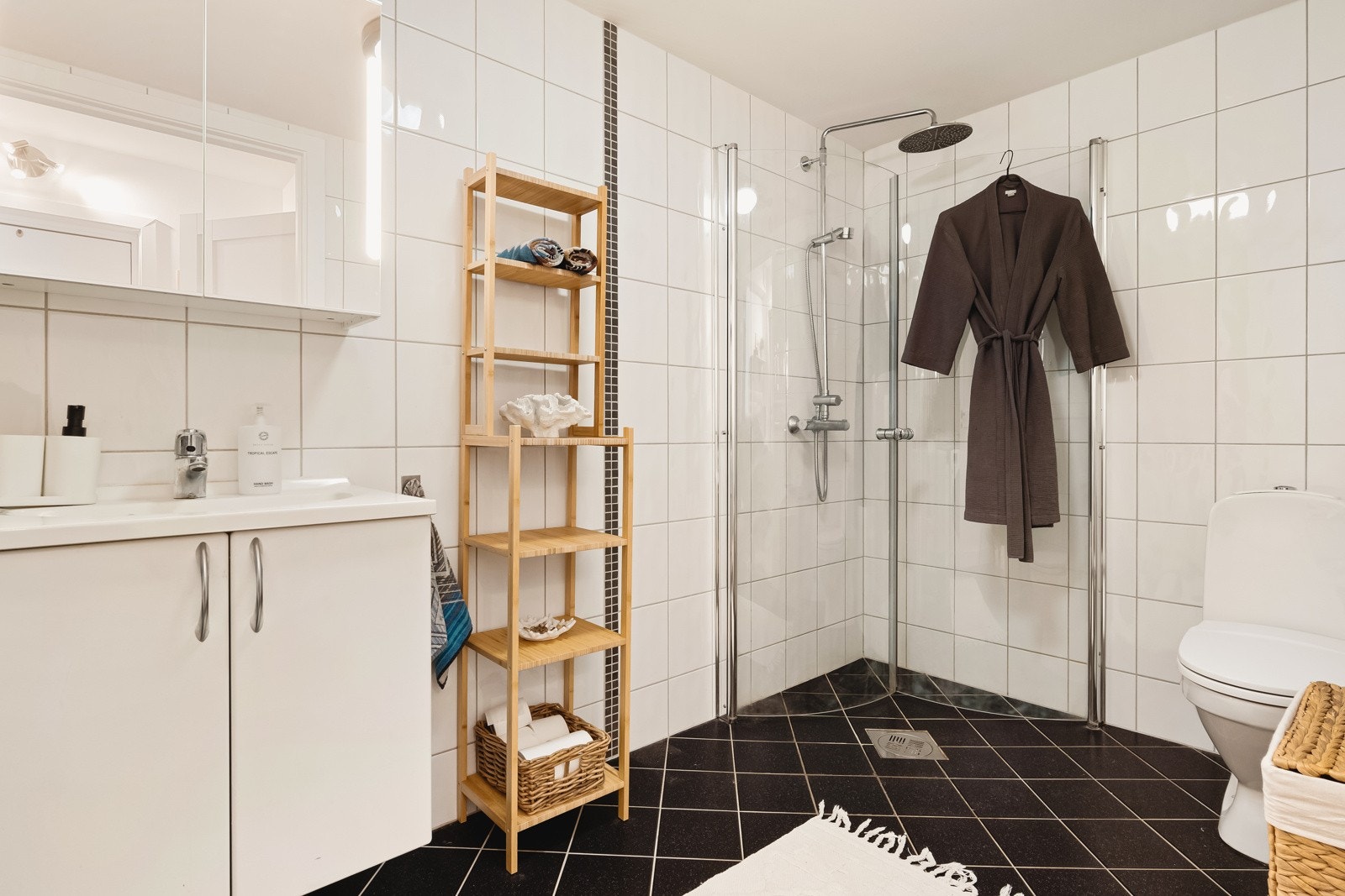 Badet er av god størrelse og måler 6,5 kvadratmeter. Badet har keramiske fliser på gulv og vegger. Det er malte plater i himling. Galleribilde