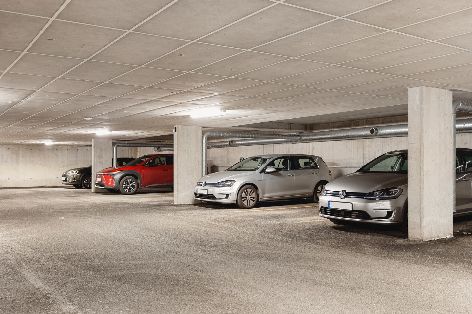 Borettslaget har rullende parkering i garasjeanlegg, samt utvendige parkeringsplasser. Det er mulighet for lading av elbil. Galleribilde