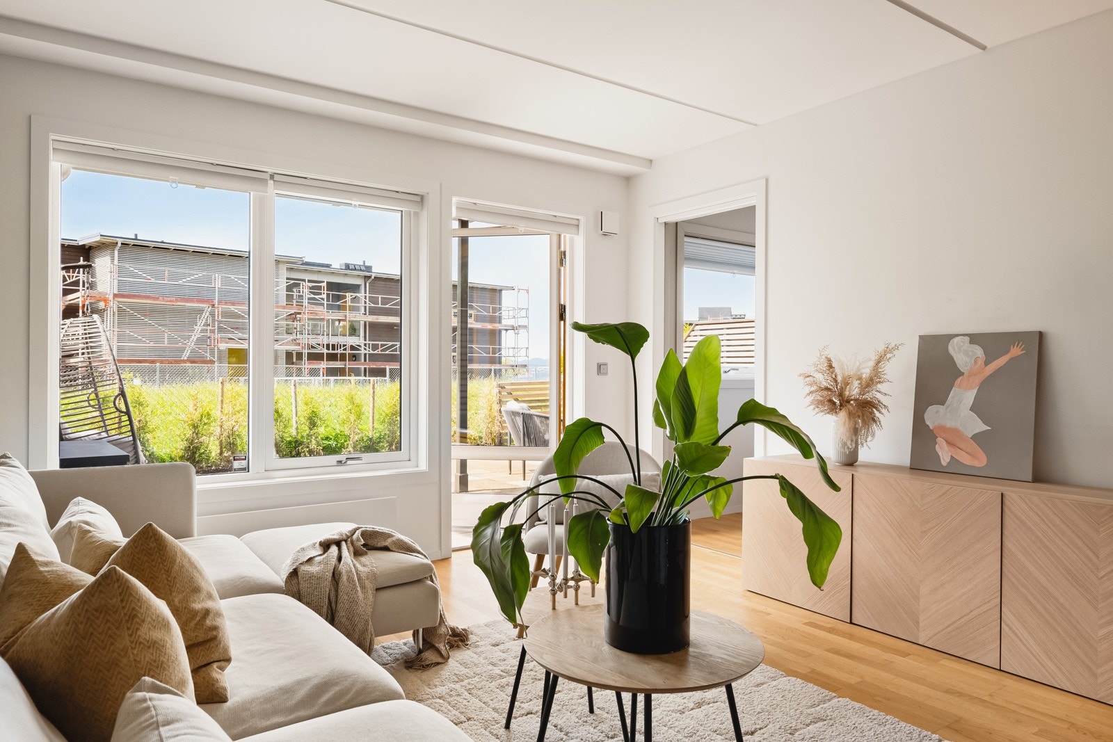 Terrassedøren i stuen leder deg ut på leilighetens usjenerte terrasse med utsikt mot grøntareal. Galleribilde