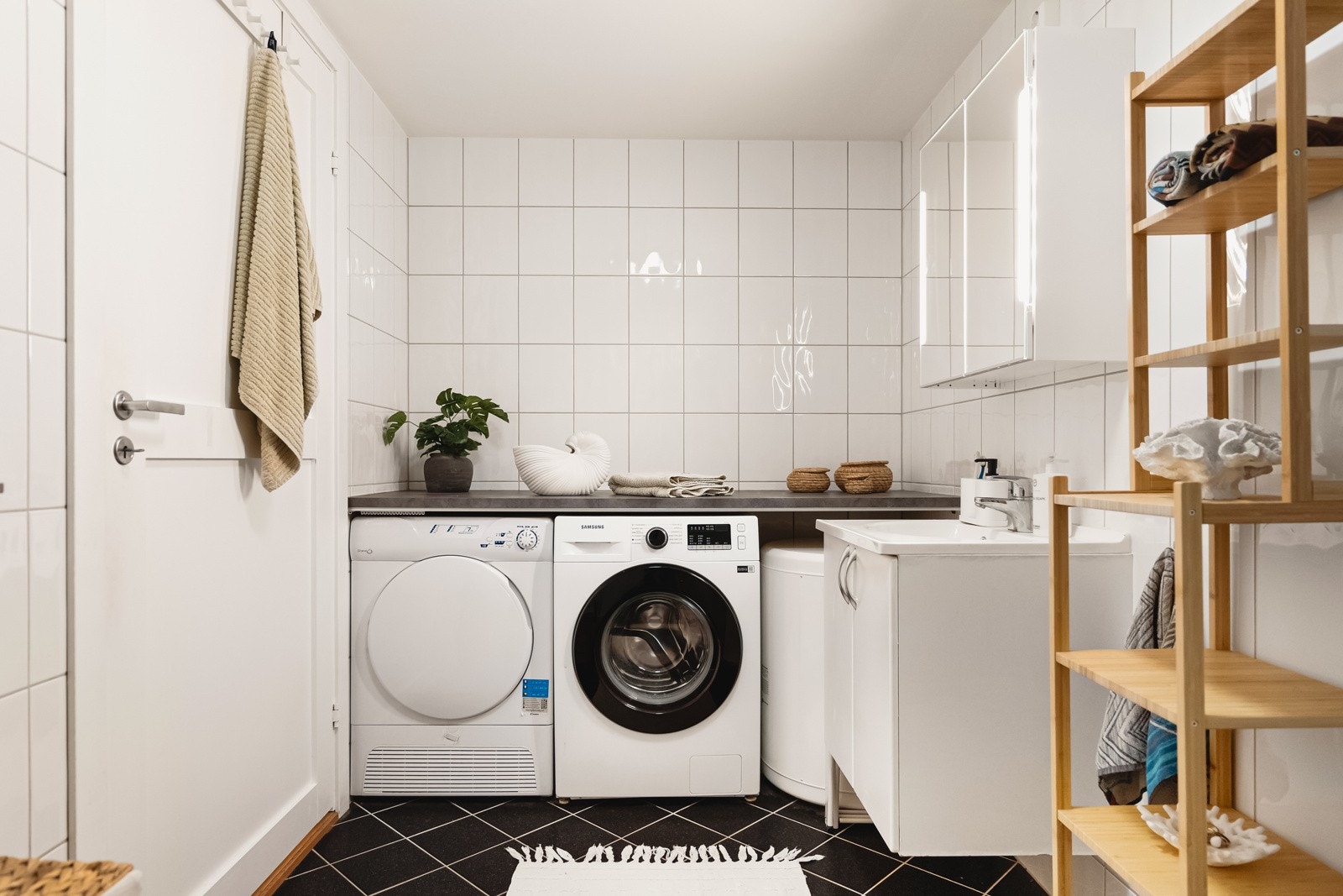 Det er elektriske varmekabler i gulvet, plastsluker og avtrekksventil i himling. Det er opplegg for vaskemaskin og tørketrommel. Galleribilde