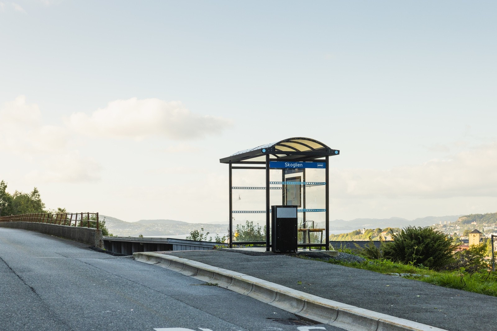 Bussholdeplass like ved Galleribilde
