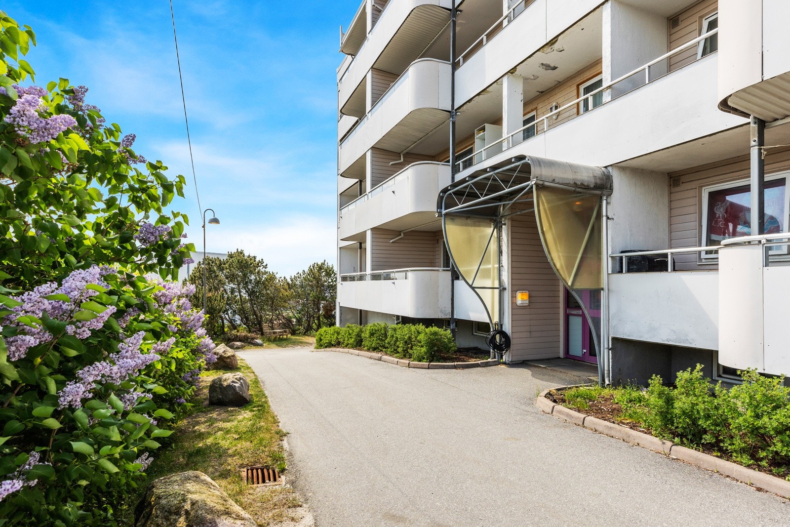 Inngangspartiet er overbygget og det er kun få trappetrinn opp til leiligheten. Galleribilde