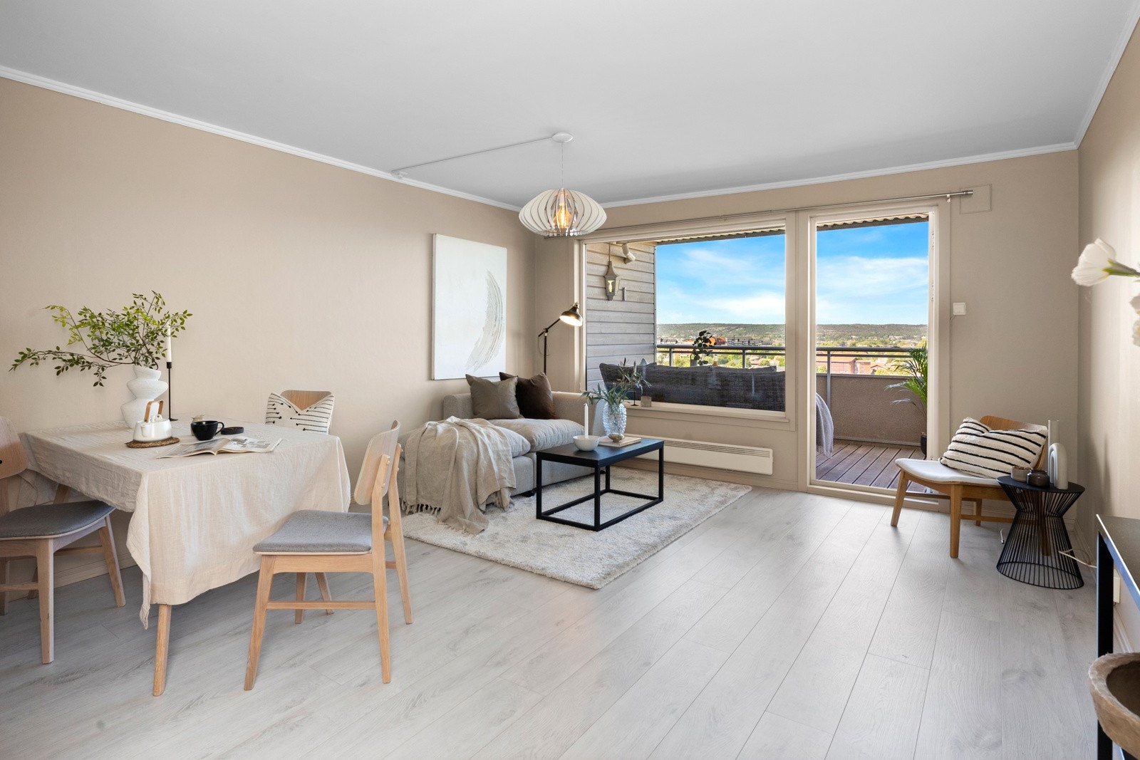 Stuen er malt i tidsriktige farger og fremstår som godt vedlikeholdt. Galleribilde