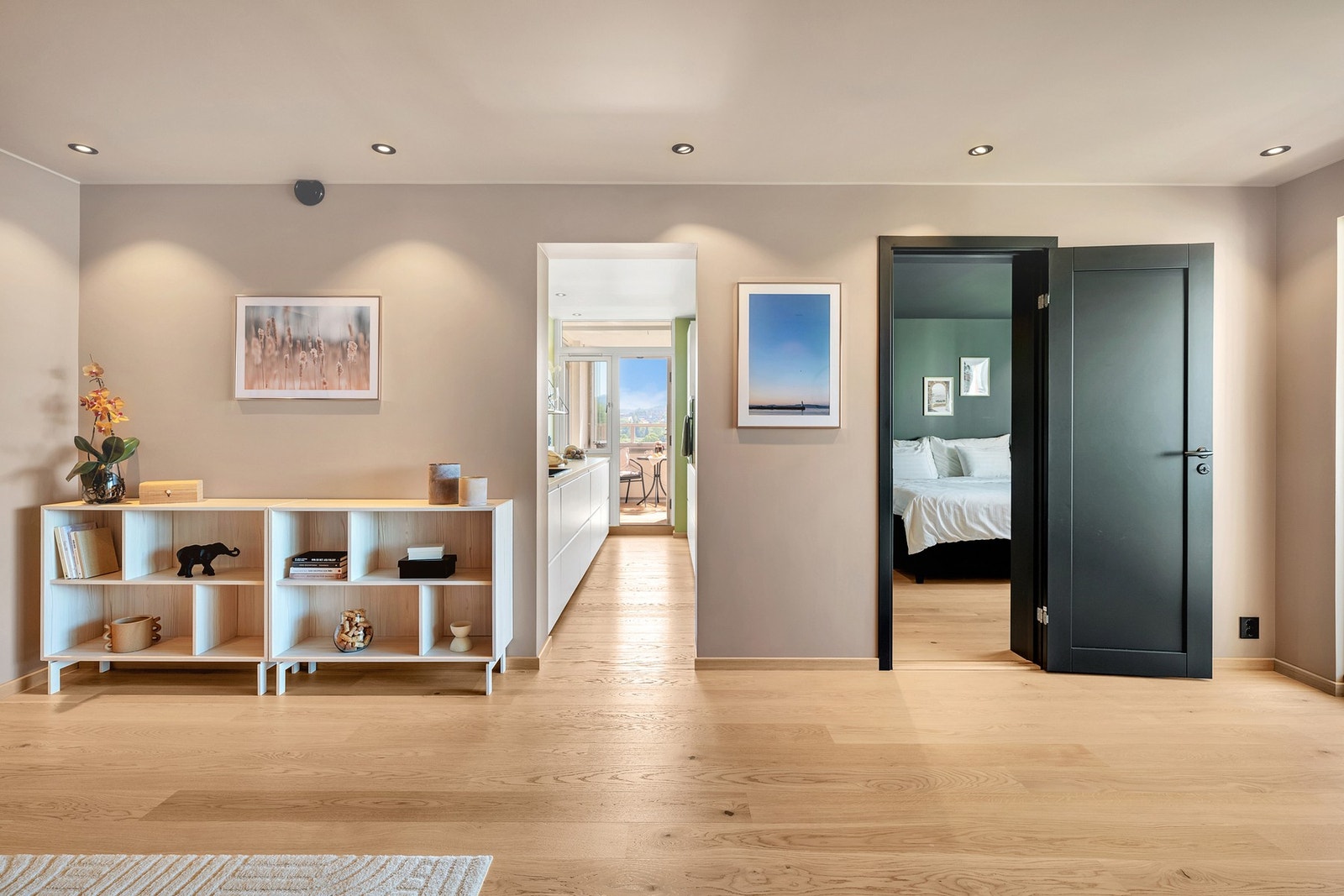 Legg merke til listefri overgang fra stue til kjøkken i en 1-stavs parkett. Downlights i himling. Galleribilde
