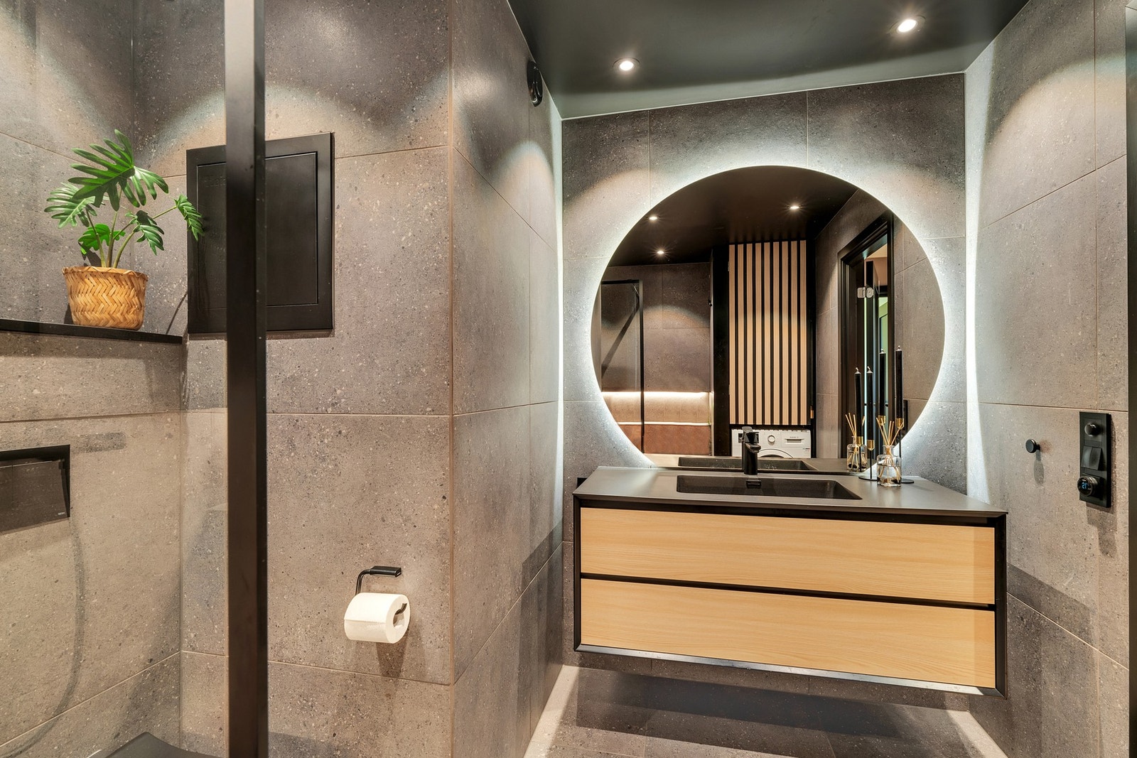 Varmekabler i gulvet og downlights i himling. Galleribilde