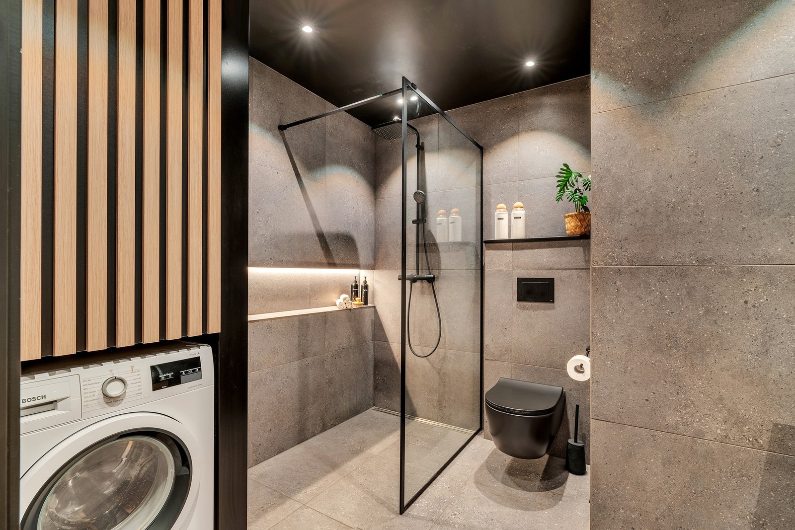 Badet har en gjennomført stil og er utnyttet på en god måte som gir mye rom for oppbevaring. TG1 fra takstmann. Galleribilde