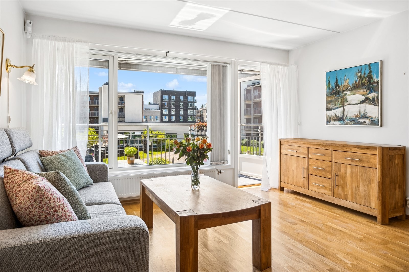 Det er kort vei til Løren Torg hvor du finner meny, apotek m.m. Galleribilde