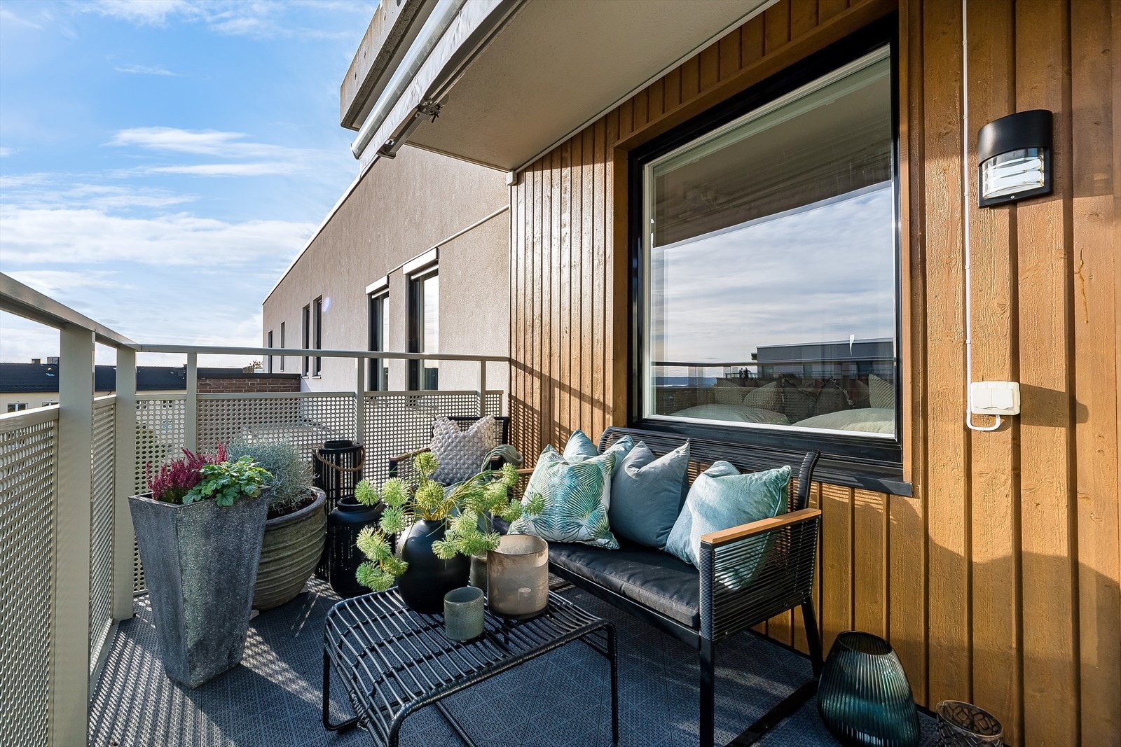 Balkongen gir plass til eget utemøblement, og er utstyrt med strømuttak og belysning. Galleribilde