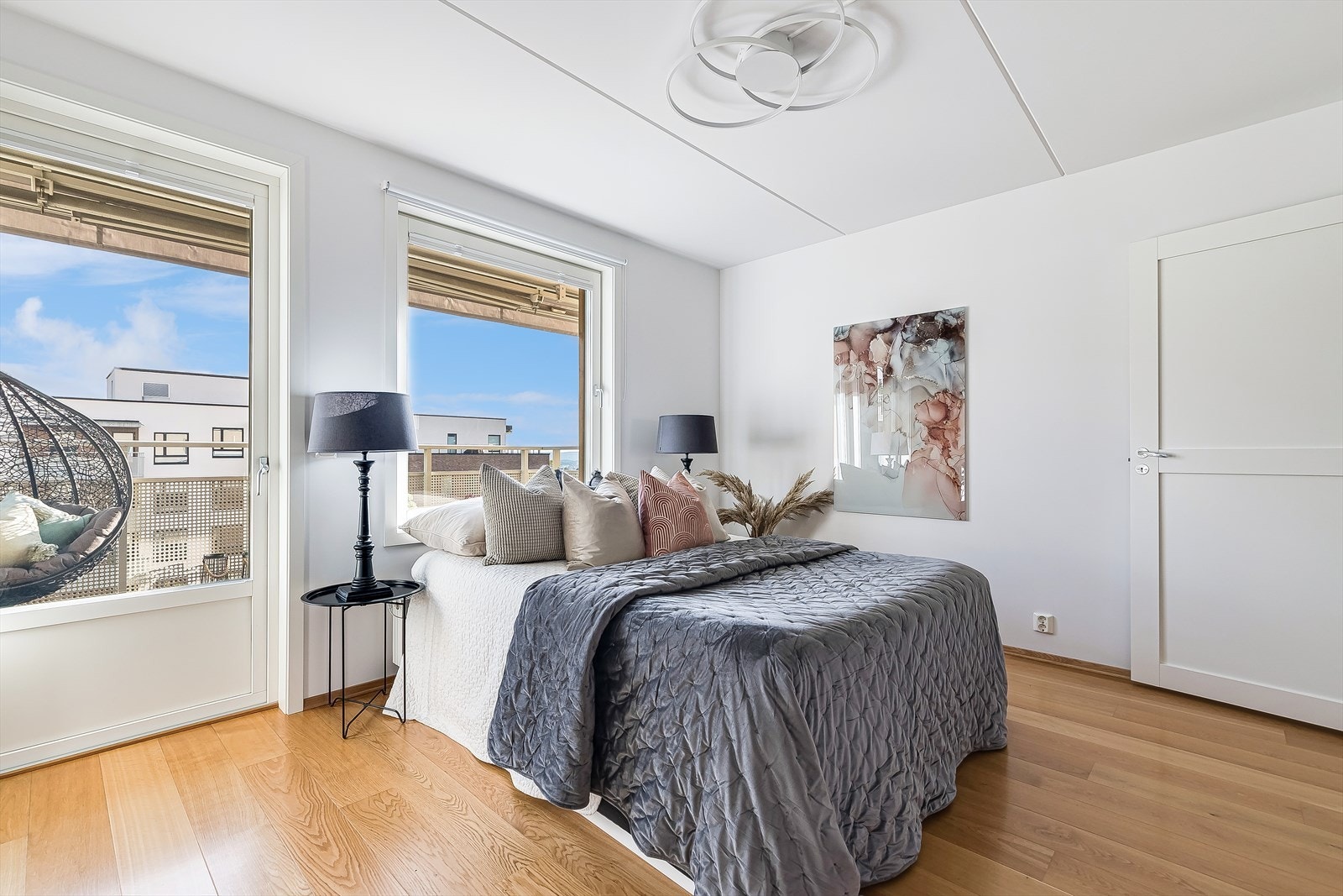 Fra rommet har du utgang til hyggelig balkong. Galleribilde