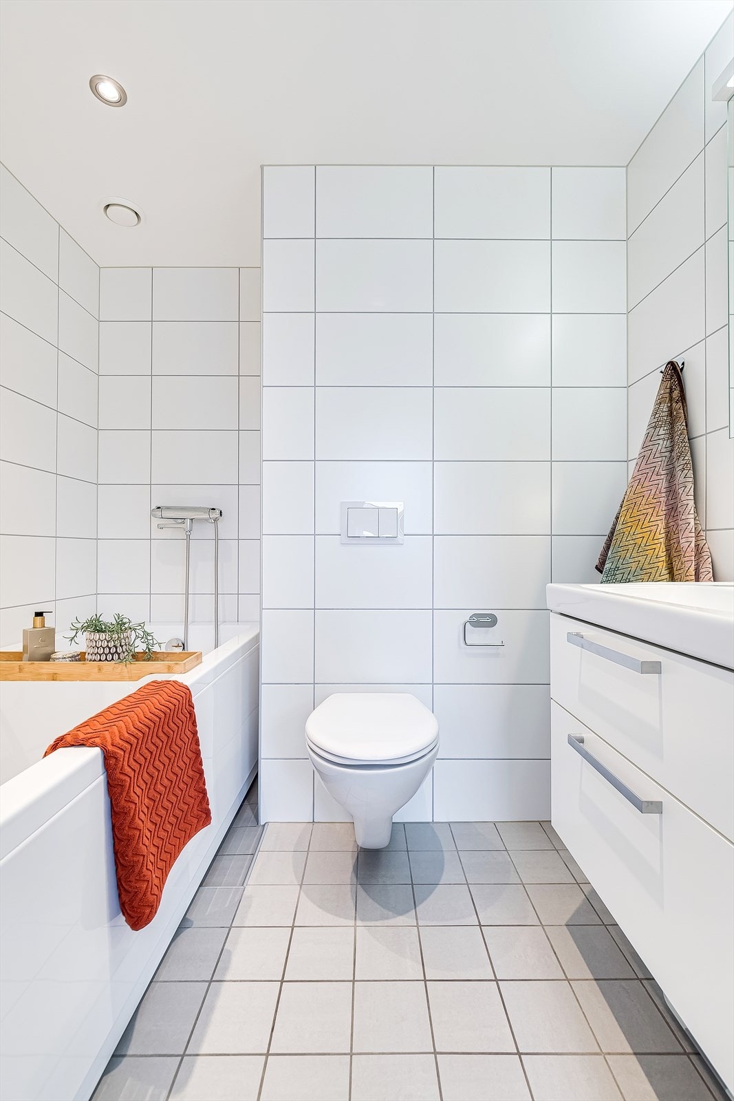 Badet er forøvrig utstyrt med veggfestet klosett med innebygget sisterne og servant i helstøpt plate. Speil med belysning over servant. Galleribilde