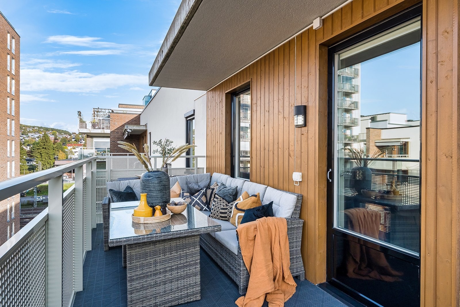 Balkongen er utstyrt med strømuttak og belysning. Galleribilde