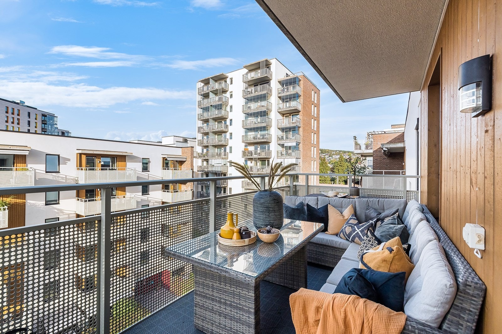 Her har du god plass til spisegruppe, grill og beplantning. Galleribilde