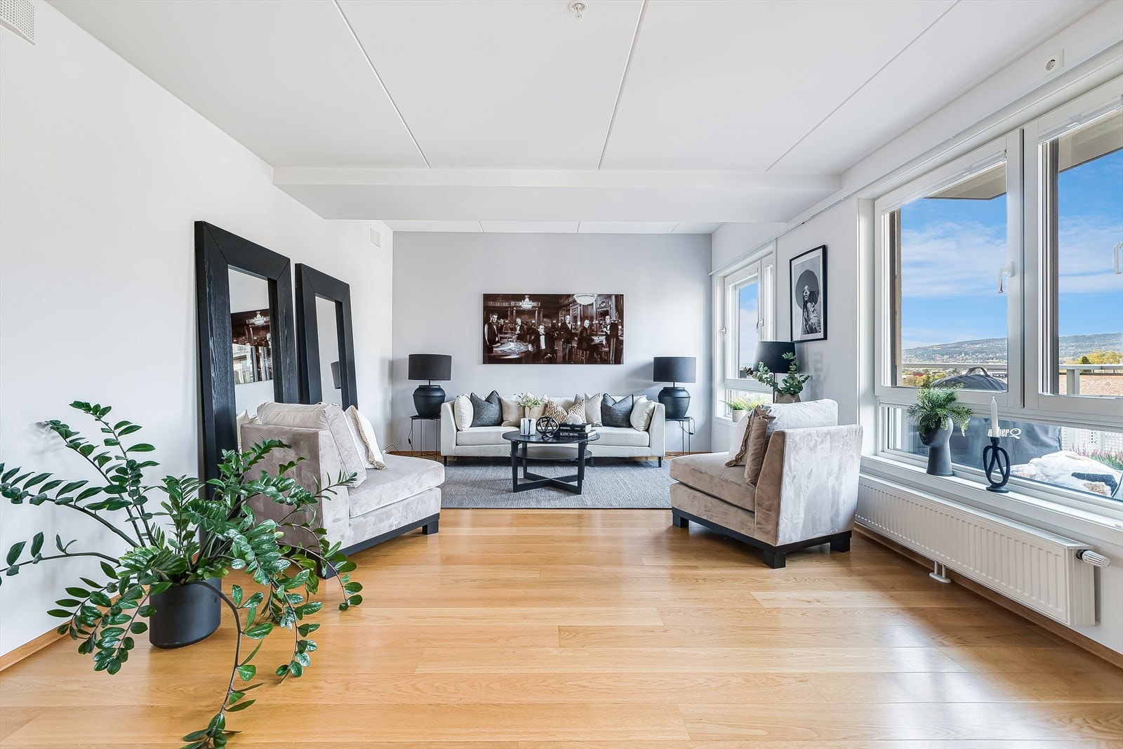 På dagtid får du rikelig med naturlig lys. De lysmalte flatene gjør det enkelt å innrede etter eget ønske og behov. Galleribilde