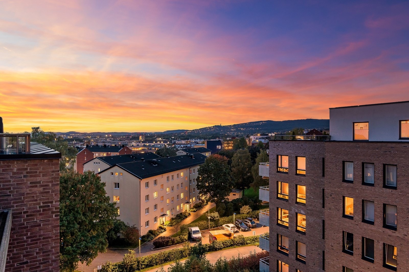 Her har du fordelen av å bo med kort avstand til "alt", samtidig som du er skjermet fra trafikk og med kort vei til grønne og rolige omgivelser. Galleribilde