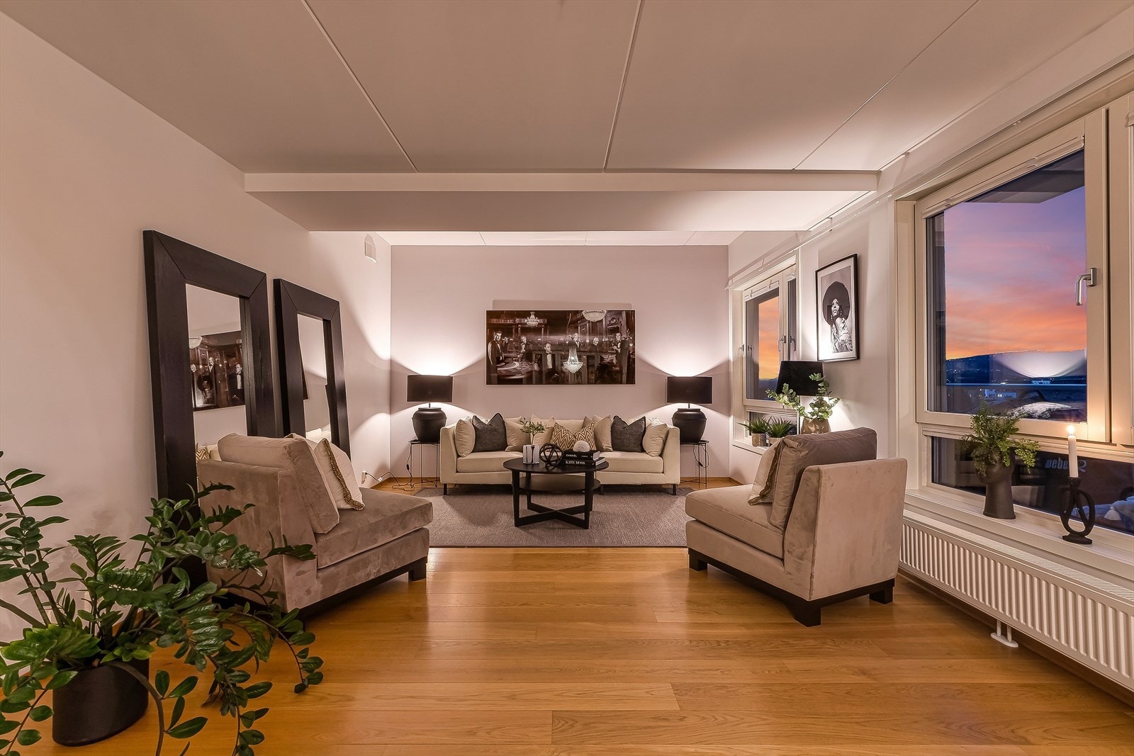 På kveldstid er stuen dus og behagelig. Store vinduer gjør at du har fullt utsyn mot kveldshimmelen. Galleribilde