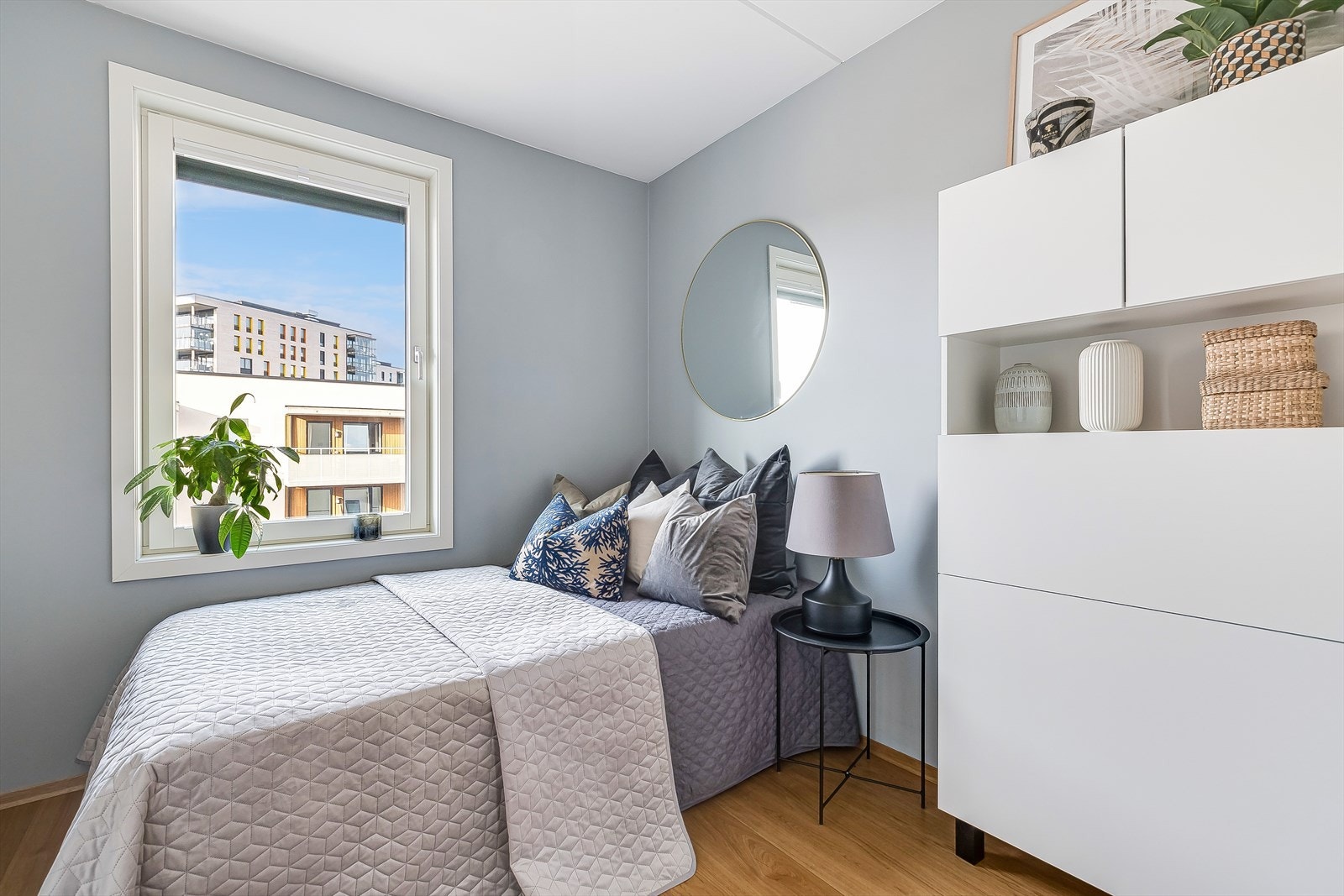 Soverom III er holdt i en behagelig gråtone. Galleribilde