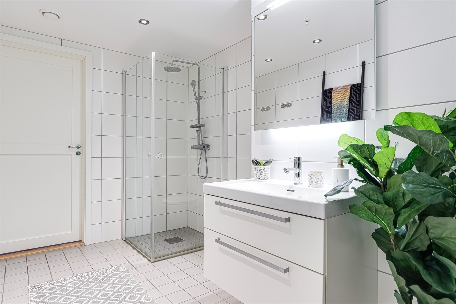 Dusjen er utstyrt med både hånd- og regnfallsdusj. Galleribilde