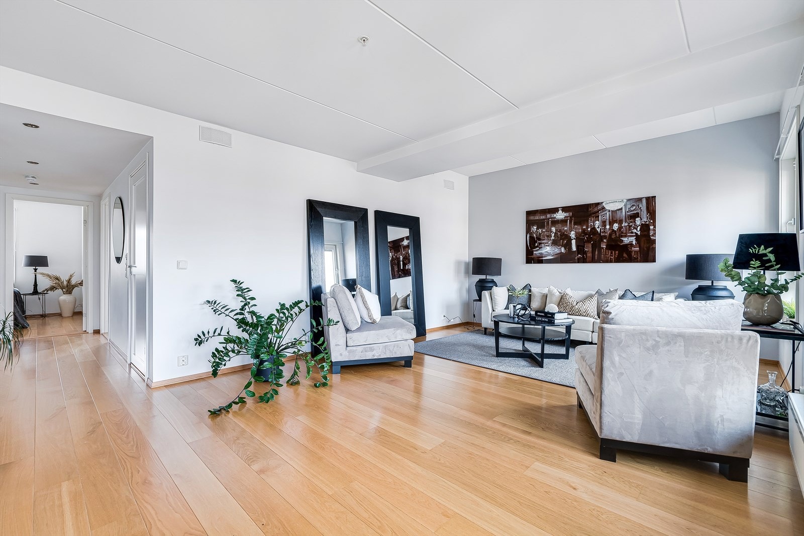 Leiligheten har en åpen og sosial løsning, perfekt for å invitere venner over. Galleribilde