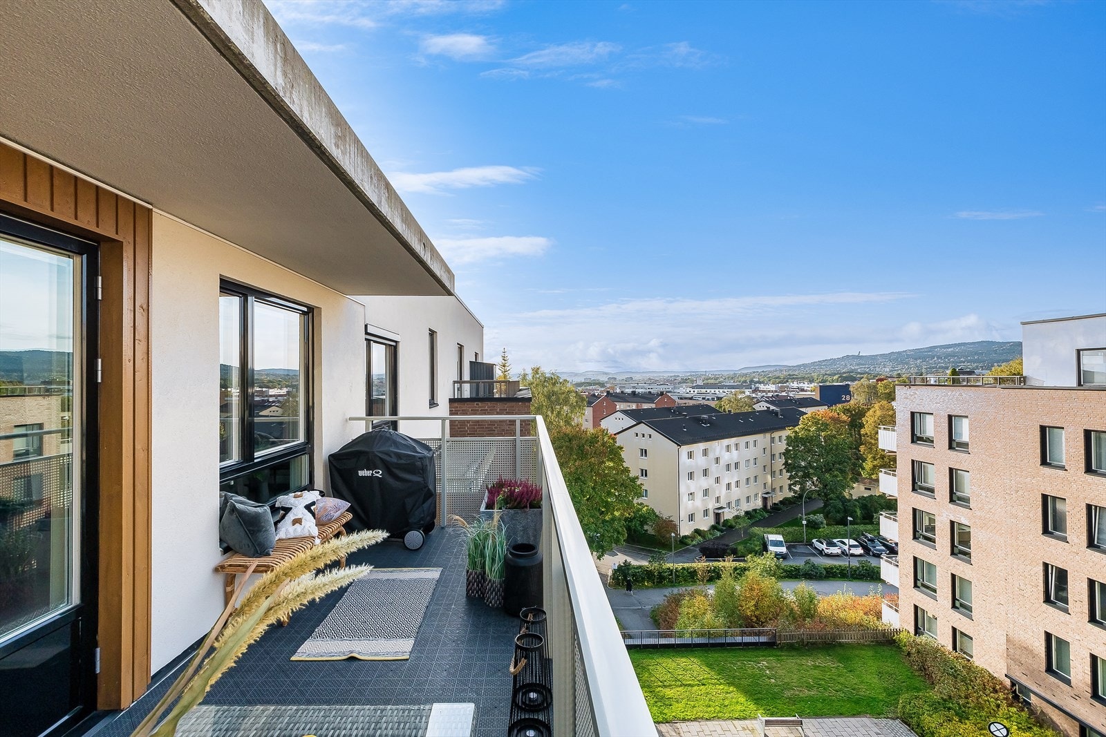 Rekkverket i metall holder deg skjermet fra innsyn og vind. Galleribilde