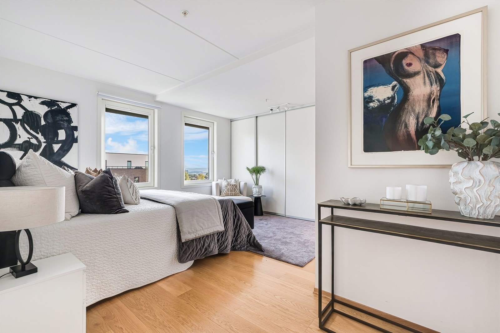 En suite-hovedsoverommet er delikat og innbydende. Her har du god plass til dobbeltseng. Galleribilde