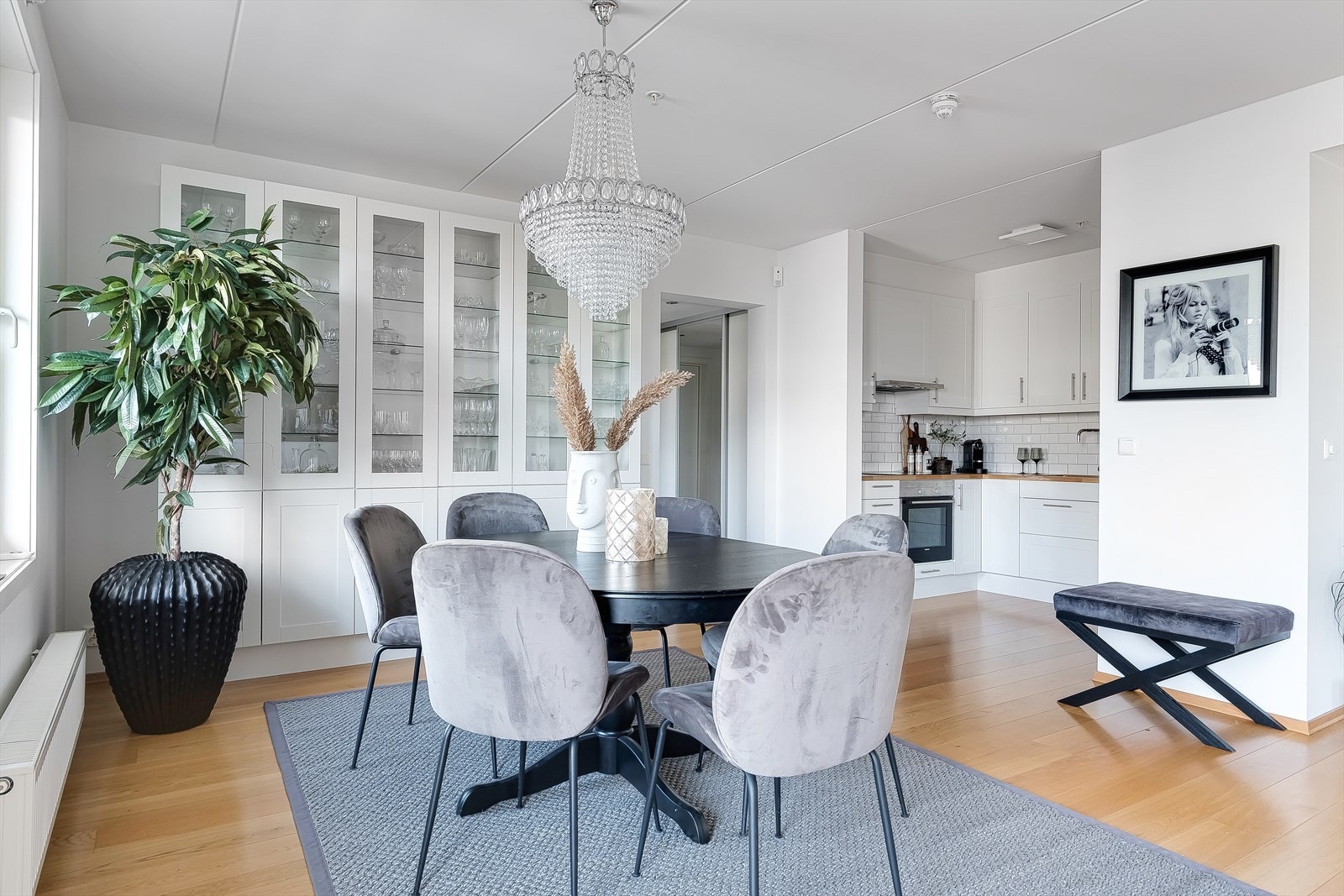 Spisestuen ligger flott til i forhold til kjøkkenet. Galleribilde