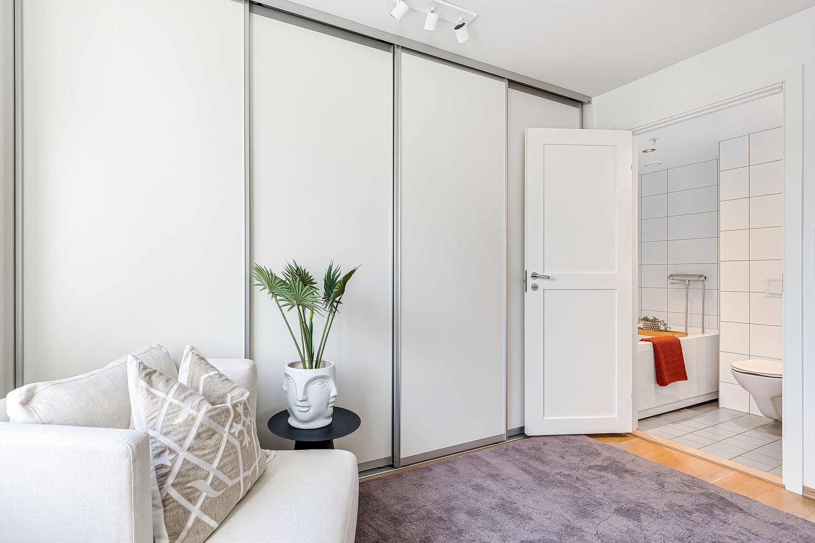 Den store skyvedørsgarderoben gir rikelig med oppbevaringsplass. Fra rommet har du adkomst til eget bad. Galleribilde
