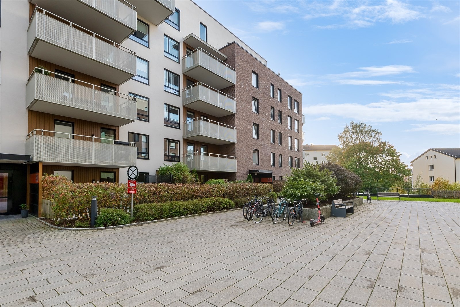 Her har du sykkelparkering rett ved inngangsdøren og egen sykkelbod i kjeller. Galleribilde