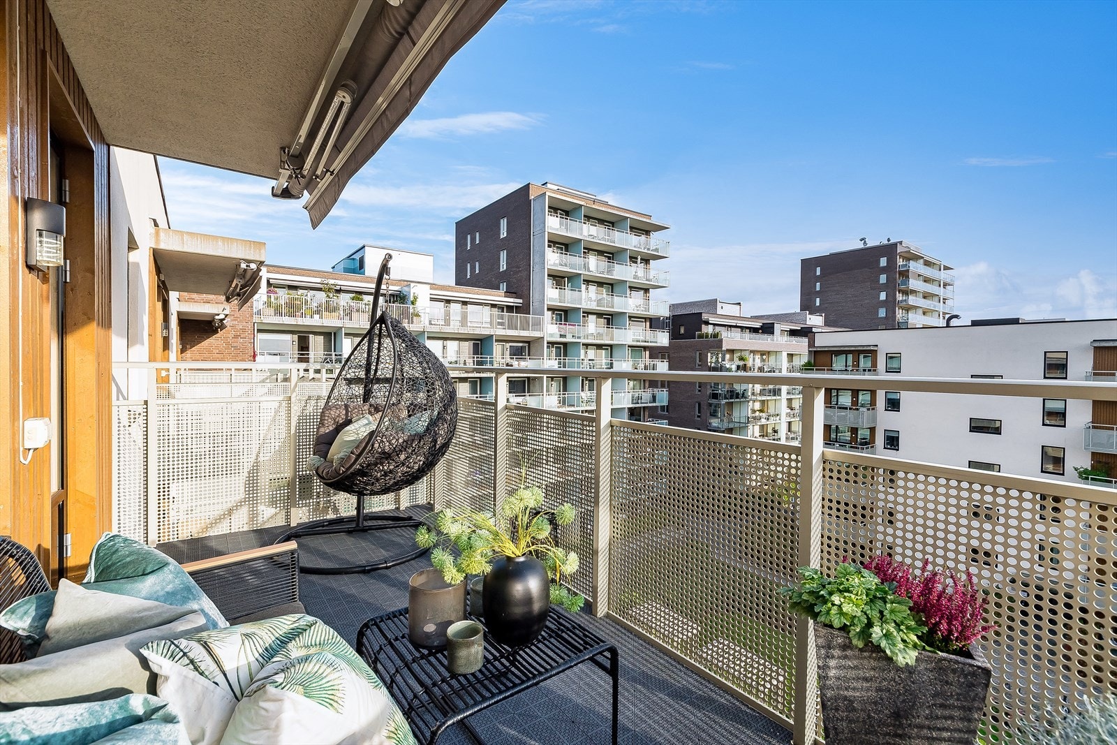 Balkongen er på ca 10 kvm, og har svært gode solforhold. Galleribilde