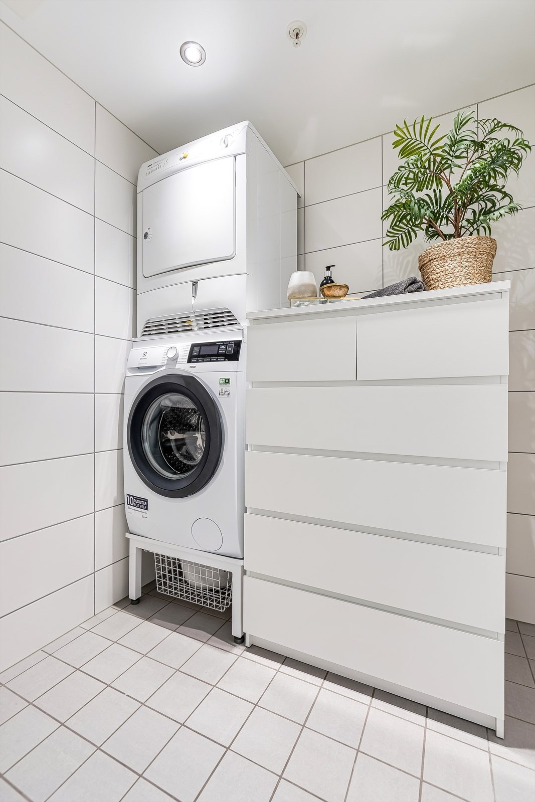 Vaskerommet har opplegg for både vaskemaskin og tørketrommel. Her har du også god plass til å henge opp vasken på stativ. Galleribilde