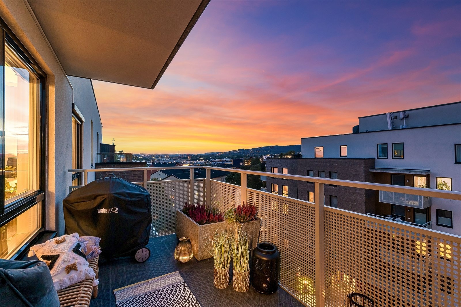 En lys og moderne toppleilighet med tre soverom, to balkonger og to bad. Galleribilde