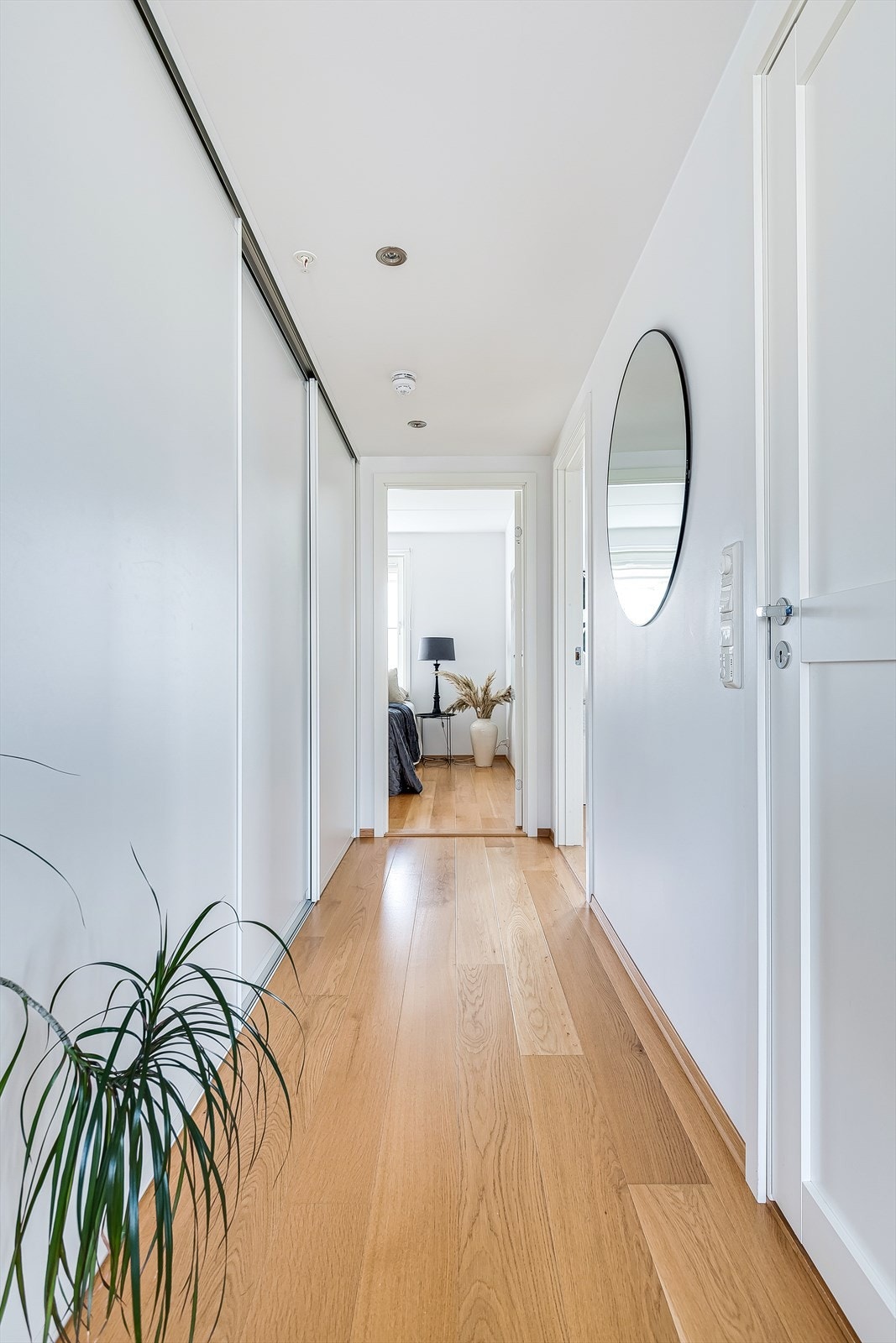 Gangen fører deg videre mot leilighetens soverom. Galleribilde