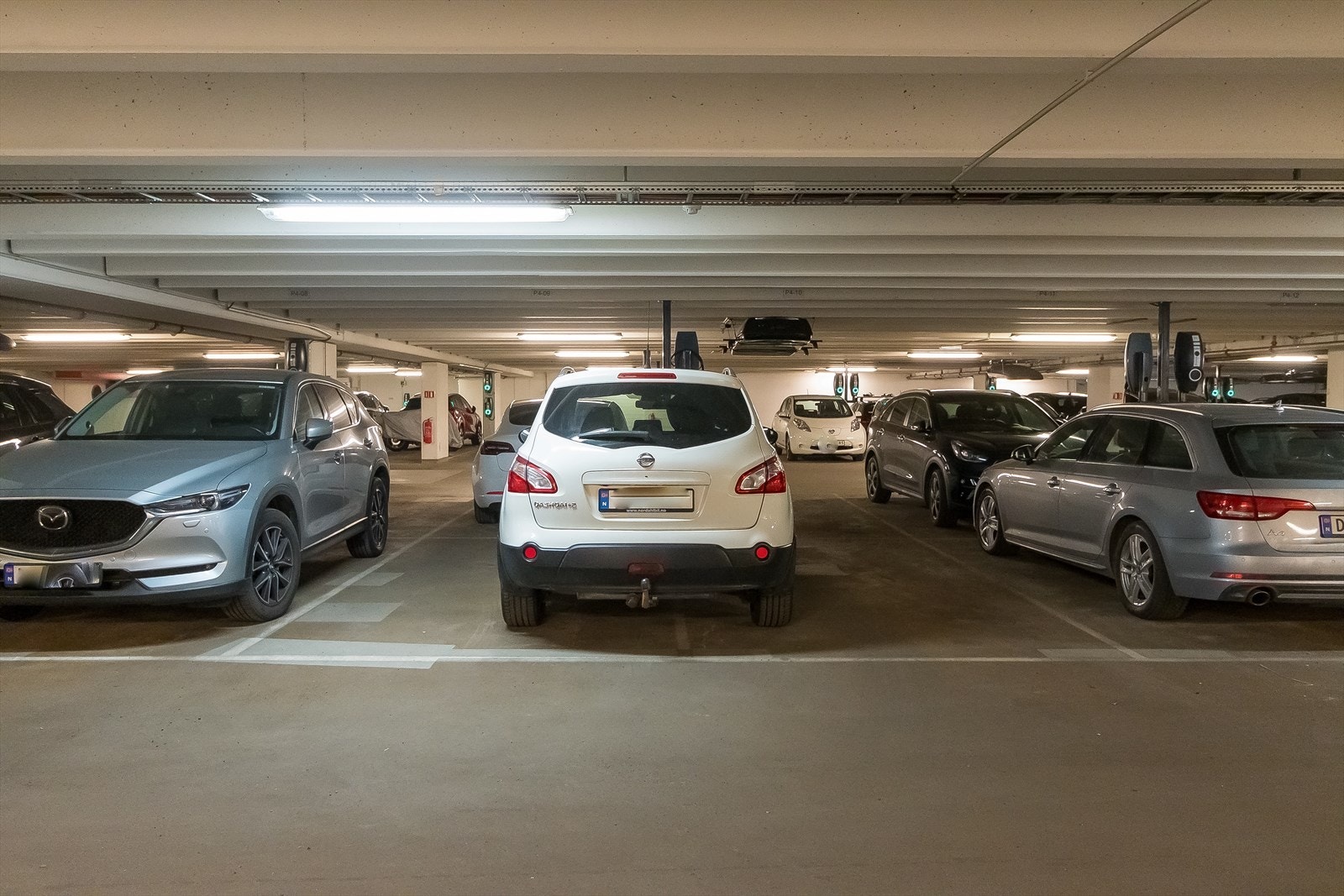 Det følger to garasjeplasser i felles garasjeanlegg i kjelleren. Plassene ligger rett ved inngang til parkeringsgarasjen, og gir svært enkel tilgang fra heisen. Her får du kortest mulig vei fra parkeringsplass til leilighet. Galleribilde