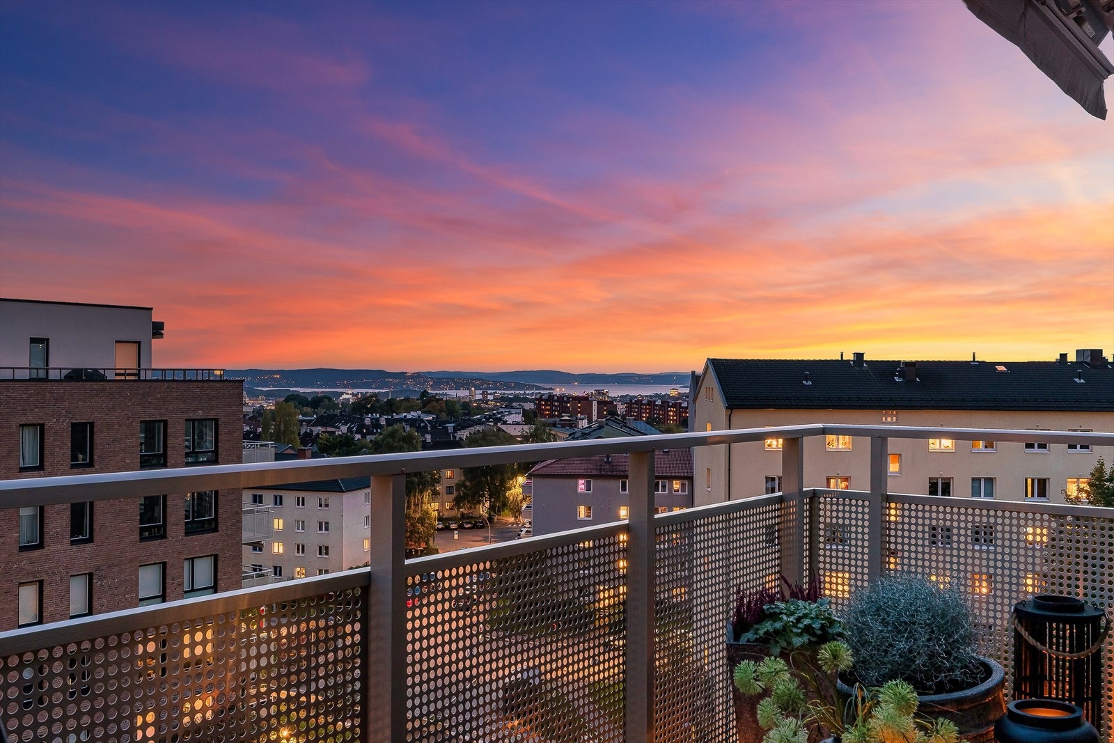 Balkongen ligger vendt mot syd. Galleribilde