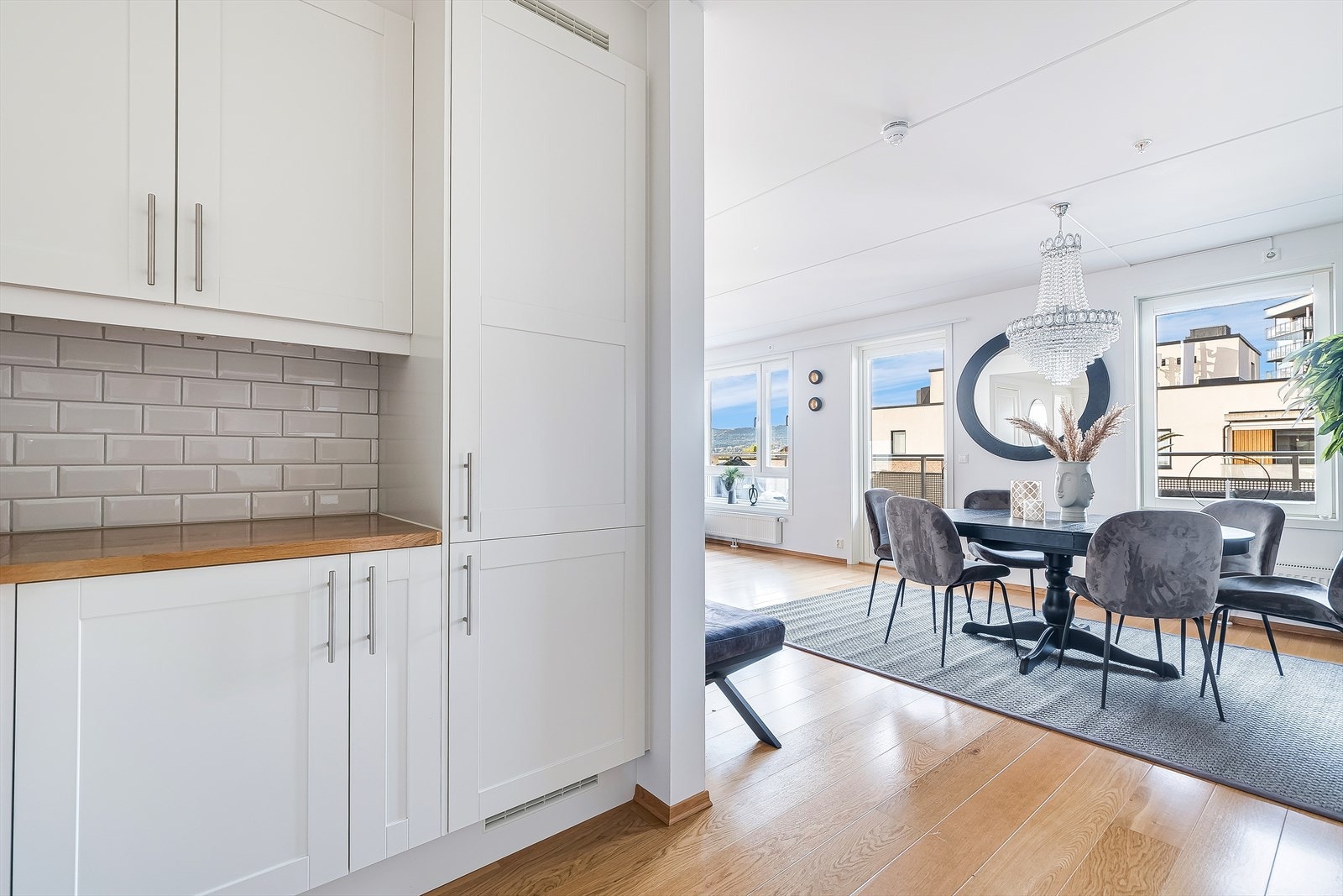 Den halvåpne løsningen gjør at kjøkkenet føles som et eget rom. Galleribilde