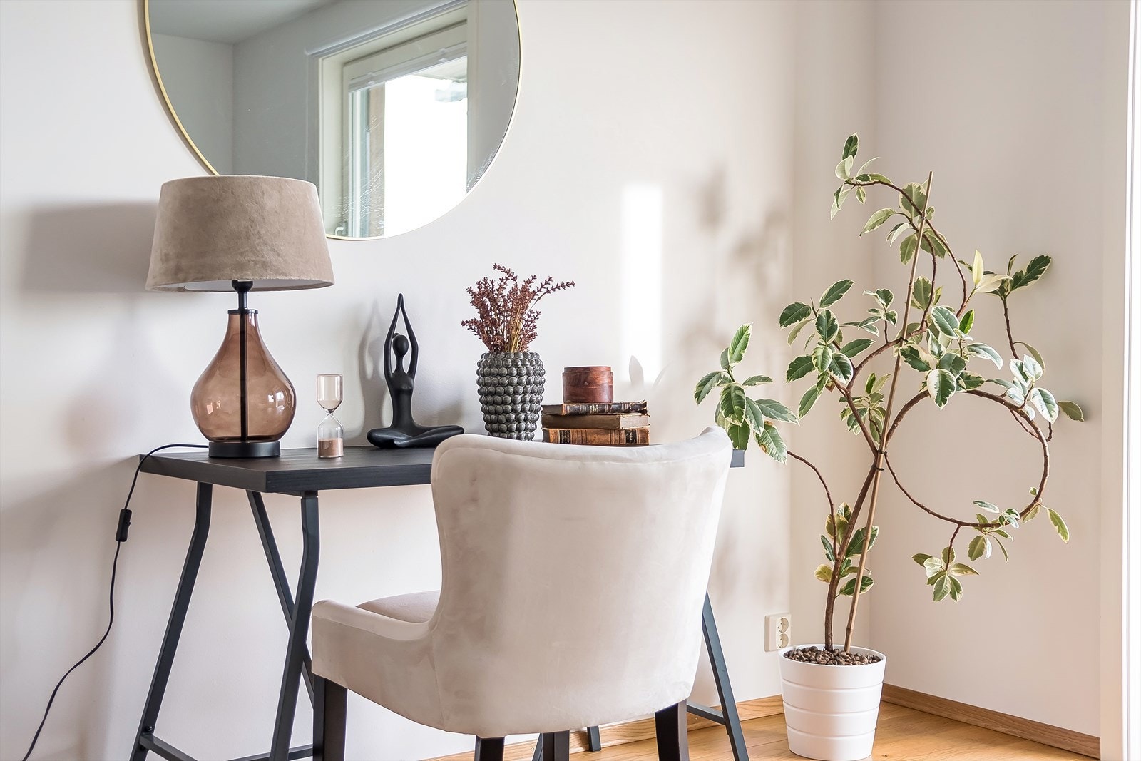 Her har du også rikelig med plass til egne hjemmekontorløsninger. Galleribilde