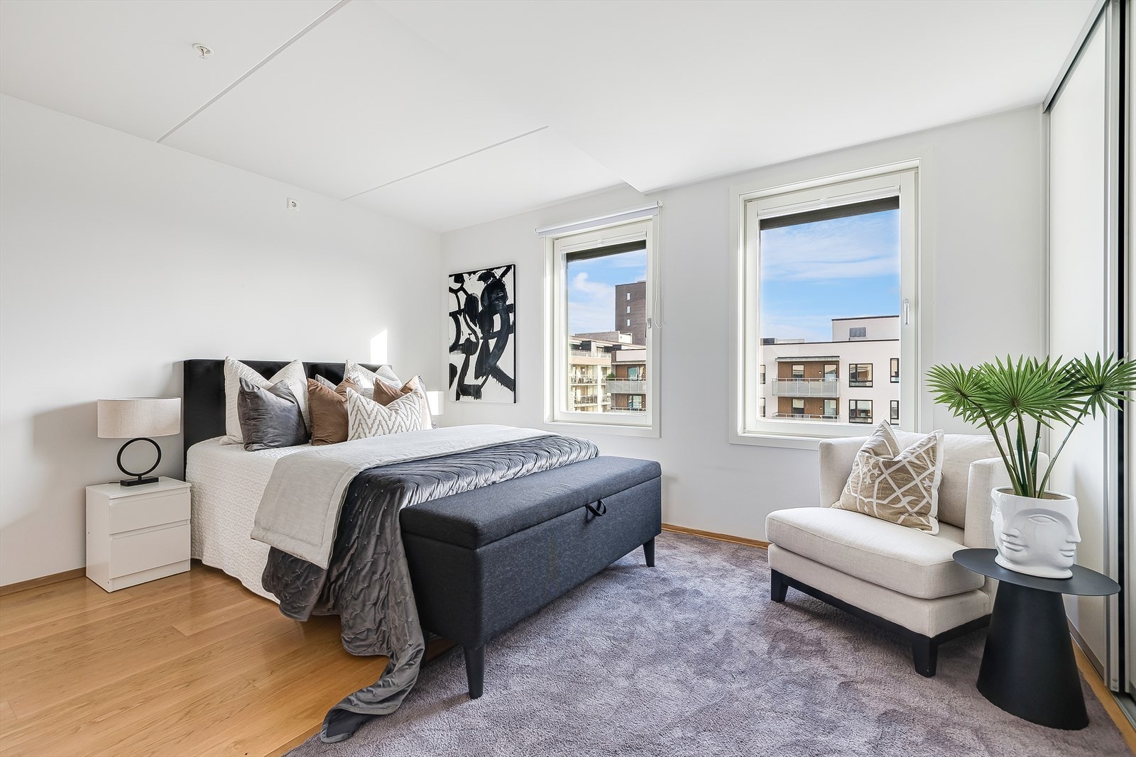 Rommet har store vindusflater, som skaper en god atmosfære og romfølelse. Galleribilde