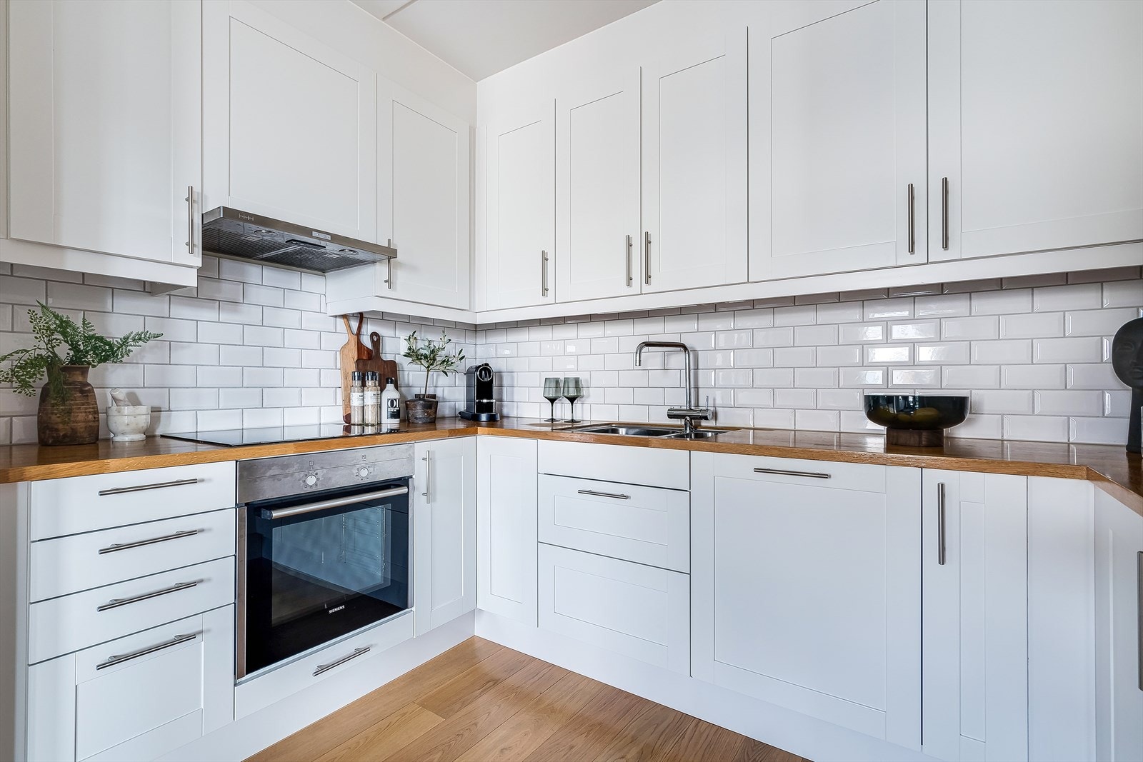 Stekeovn, induksjonstopp, kjøl/frys og oppvaskmaskin er integrert i innredningen. Galleribilde