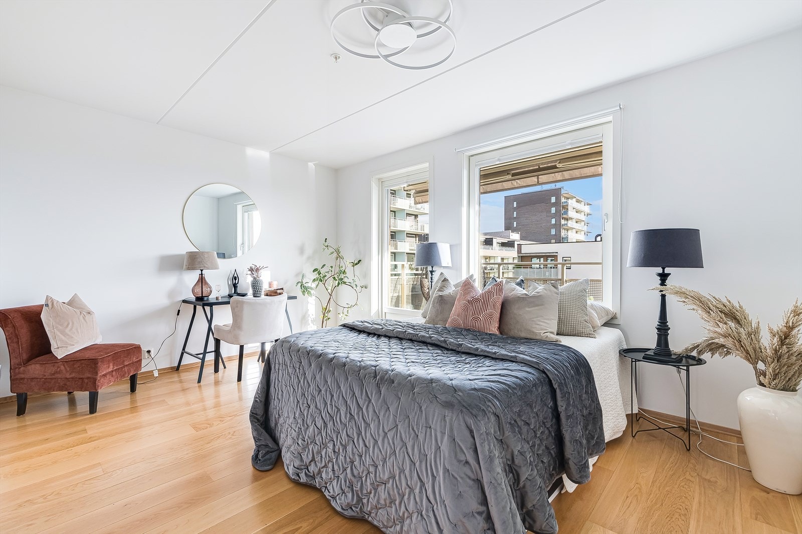 Soverom II er holdt i lyse, naturlige toner. Rommet gir god plass til dobbeltseng og oppbevaringsløsninger. Galleribilde