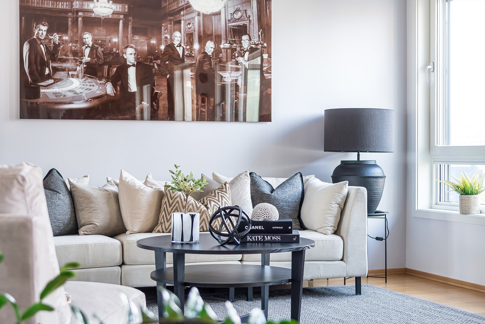 Stuen gir god plass til både sofahjørne og spisestue. Her kan du nyte filmkveld med familien! Galleribilde